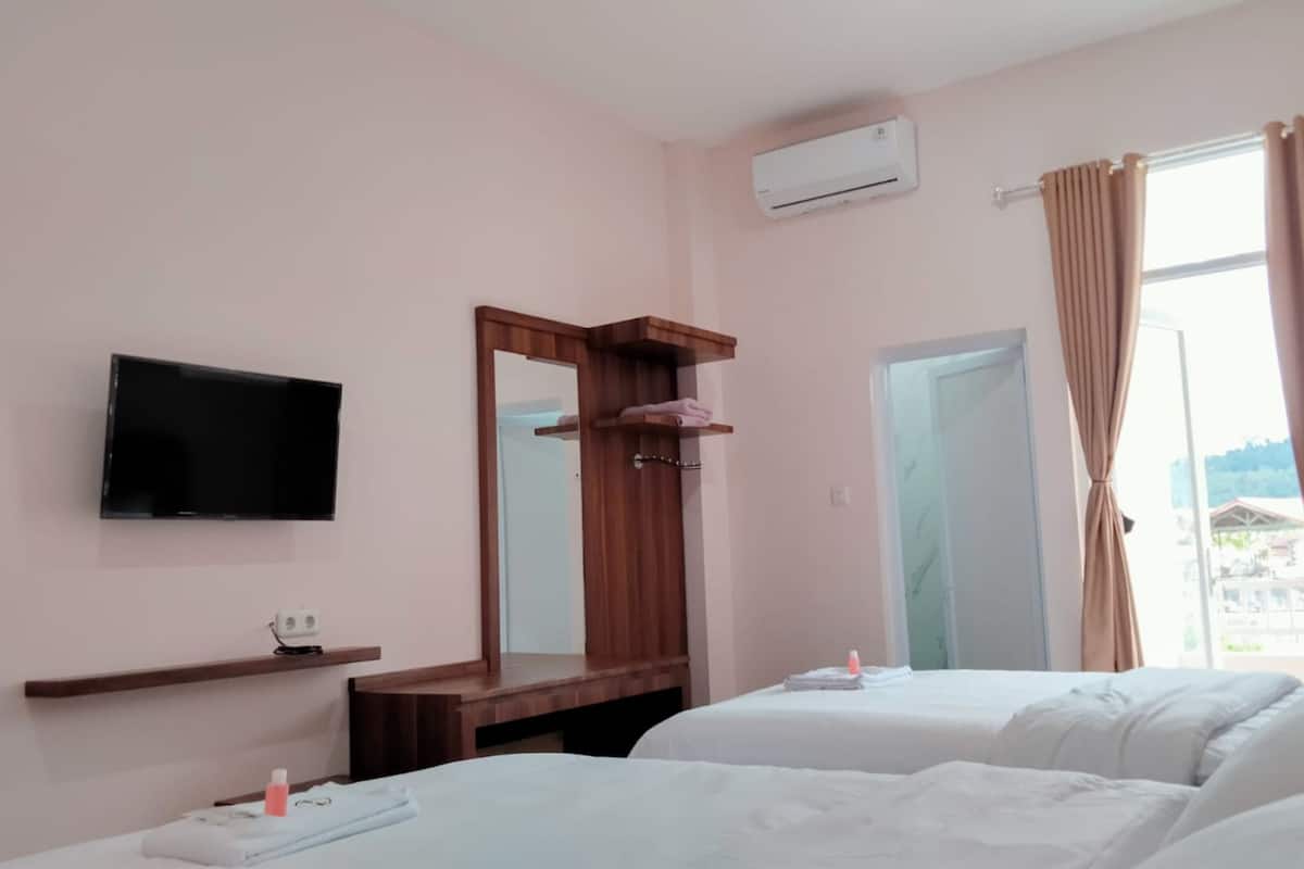 Desk, soundproofing, free WiFi, bed sheets