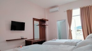 Desk, soundproofing, free WiFi, bed sheets - Selecta Indah  (Padang)