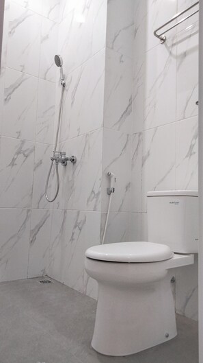 Ducha, cabezal de ducha con hidromasaje, bidé y toallas