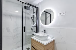 Shower, hair dryer, towels