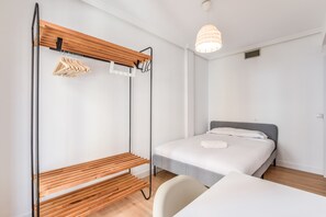 1 bedroom, iron/ironing board, free WiFi, bed sheets - apartamento reformado en lavapies III de alquiler temporal (Madrid)
