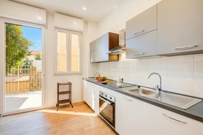Fridge, oven, stovetop, dishwasher