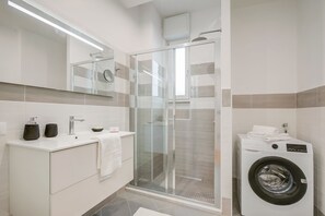 Dusche, Haartrockner, Bidet, Handtücher