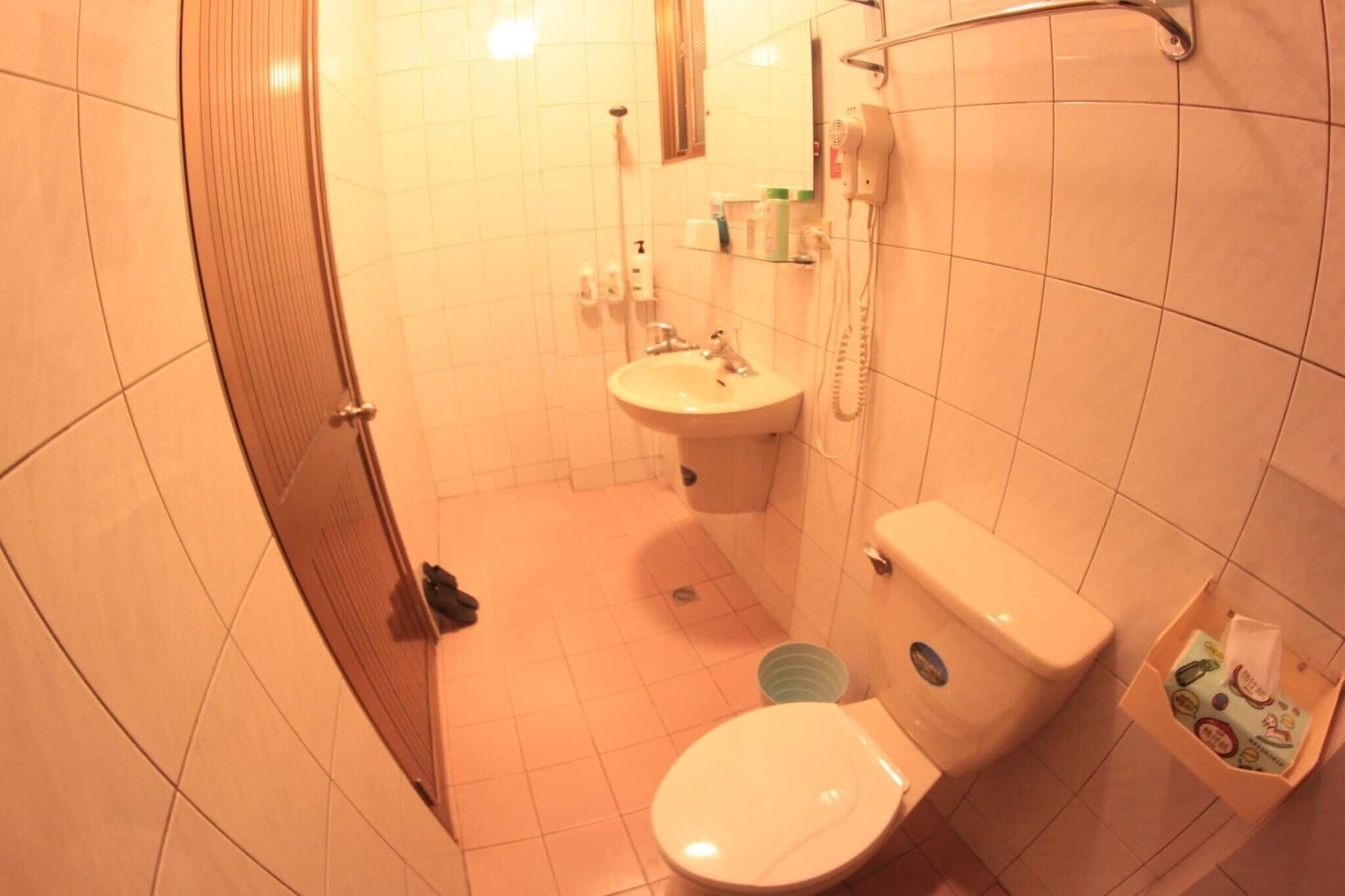 Artículos de tocador gratuitos, secador de pelo, pantuflas