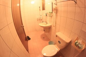 Artículos de tocador gratuitos, secador de pelo, pantuflas