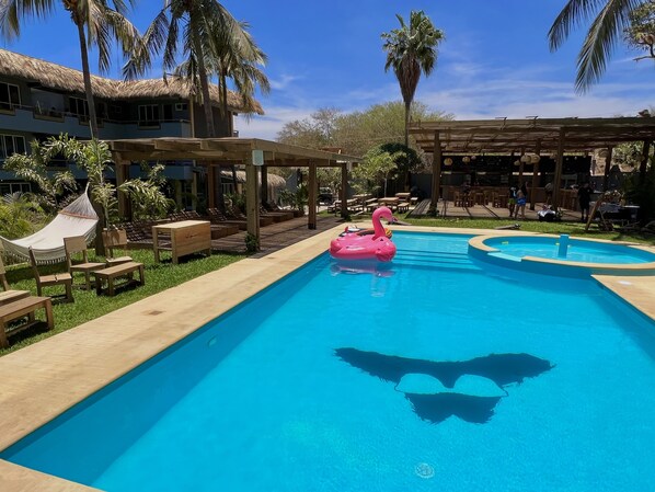 Outdoor pool, pool umbrellas, sun loungers - Straw Hat Surf Hostel (Puerto Escondido)