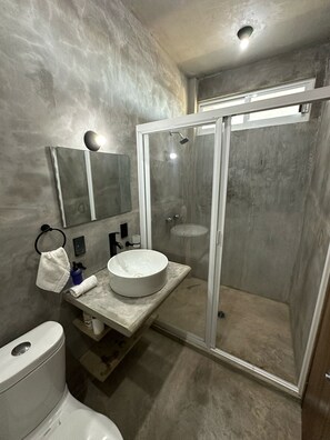 Douche, douche à « effet pluie », papier toilette