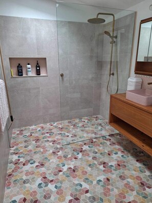 Een douche, handdoeken, zeep, shampoo