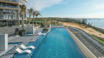 Utendørsbasseng og solsenger