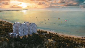 Un hotel moderno con vista a la playa y al océano.