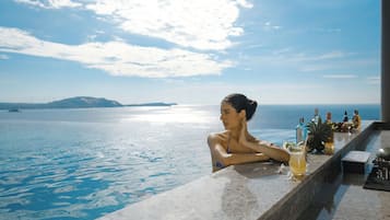 Quầy bar bên hồ bơi