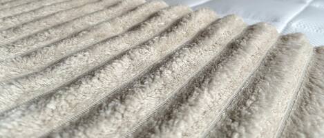 2 dormitoris, planxa i posts de planxar, wifi i roba de llit