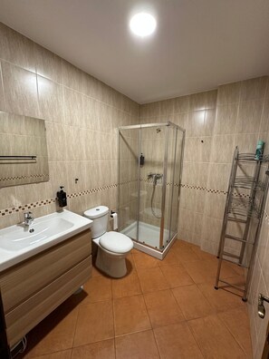 Combined shower/tub, hair dryer, towels