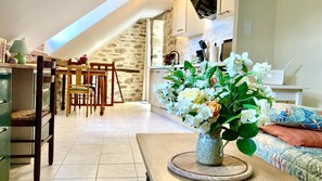 TV connectée, livres, chaîne hi-fi