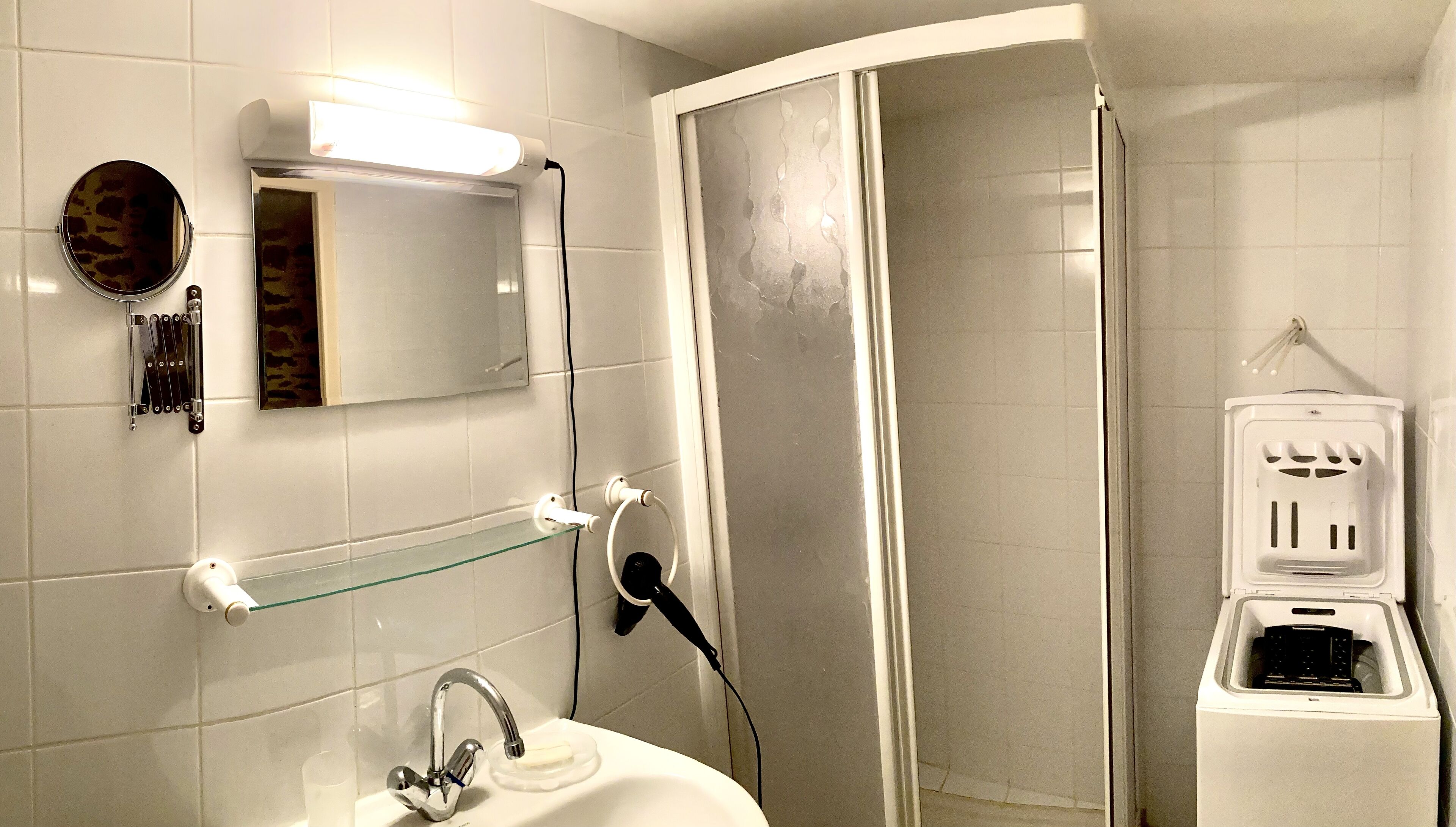 Douche, sèche-cheveux, chaussons, serviettes fournies