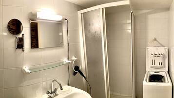 Douche, sèche-cheveux, chaussons, serviettes fournies