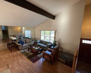 Smart-TV, Kamin, Bücher