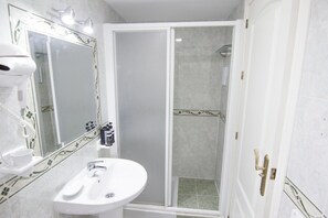 Douche, séchoir à cheveux, bidet, serviettes fournies