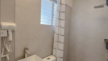 Regadera, secadora de cabello, bidet, toallas