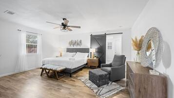 3 slaapkamers, een strijkplank/strijkijzer, reisbedje, wifi