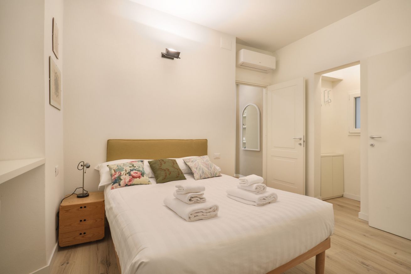 3 bedrooms, desk, iron/ironing board, travel cot