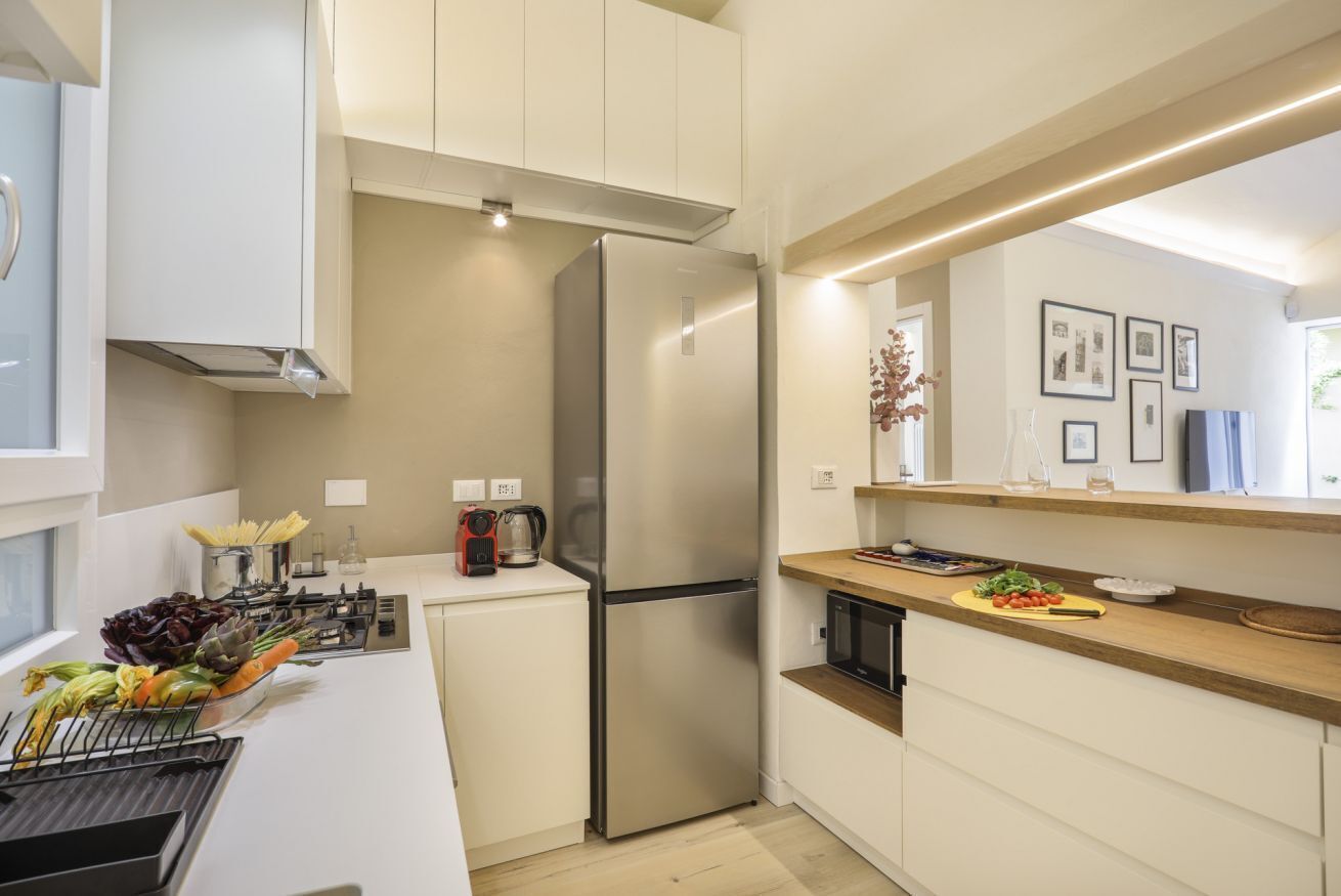 Frigorifero, microonde, forno, piano cottura