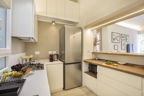 Kühlschrank, Mikrowelle, Ofen, Herdplatte