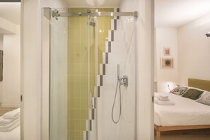 Douche, sèche-cheveux, bidet, serviettes fournies