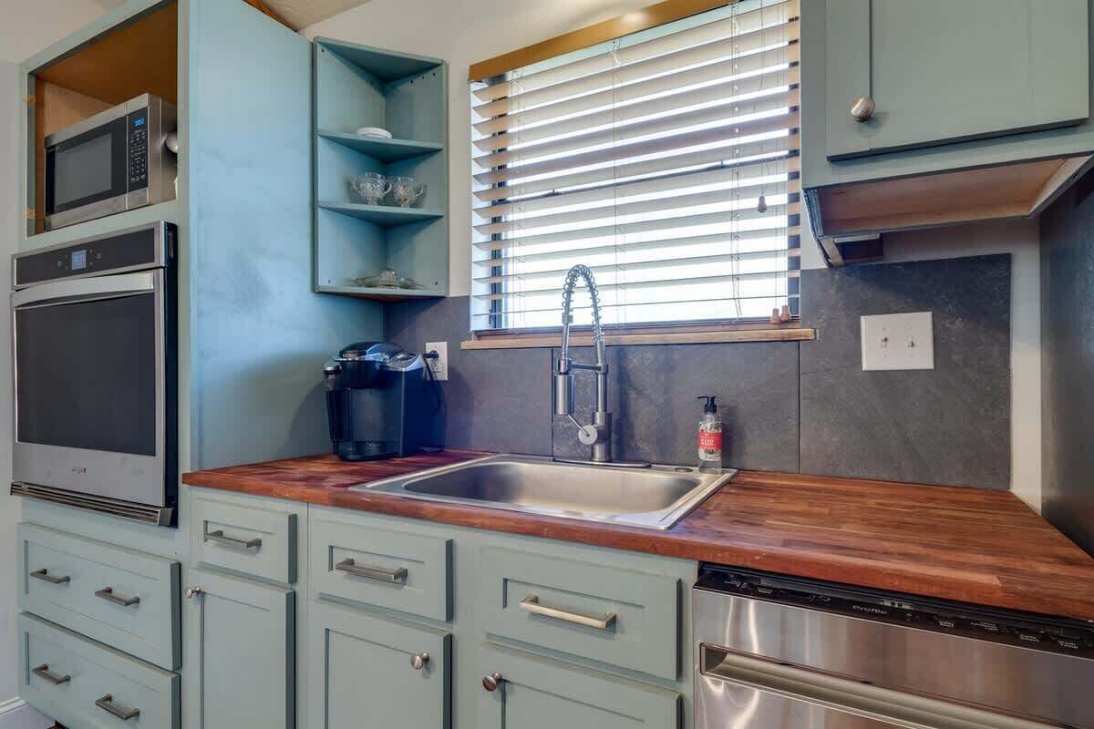 Fridge, microwave, dishwasher, coffee/tea maker