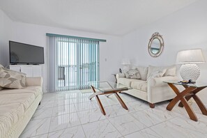 TV - Watch Dolphins & Sunsets from Your Private Porch! Waterfront Condo Heated Pool, BBQ, Pier, Clubhouse (Dunedin)