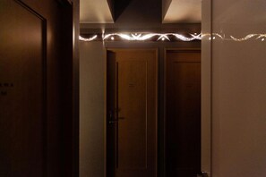 Hallway - GOLDEN GUEST HOUSE HAKATA - Hostel (Fukuoka)