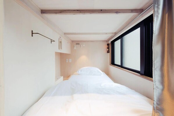 Sovsal - sovsal (män och kvinnor) - icke-rökare - utsikt mot staden | Värdeförvaringsskåp på rummet och arbetsyta för laptop