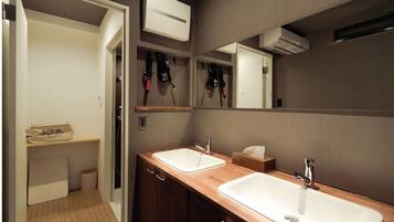 Shower, hair dryer, bidet, towels