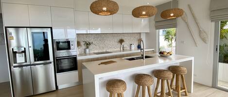 Réfrigérateur, micro-ondes, four, plaque de cuisson