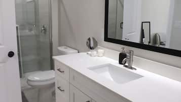 Een douche, een haardroger, handdoeken, zeep