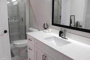 Shower, hair dryer, towels, soap - Rare*Full Home in Downtown Winnipeg|Free Parking (Winnipeg)