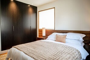 3 bedrooms, in-room safe, desk, iron/ironing board - Brooks (1.5 mi to Downtown) (Knoxville)