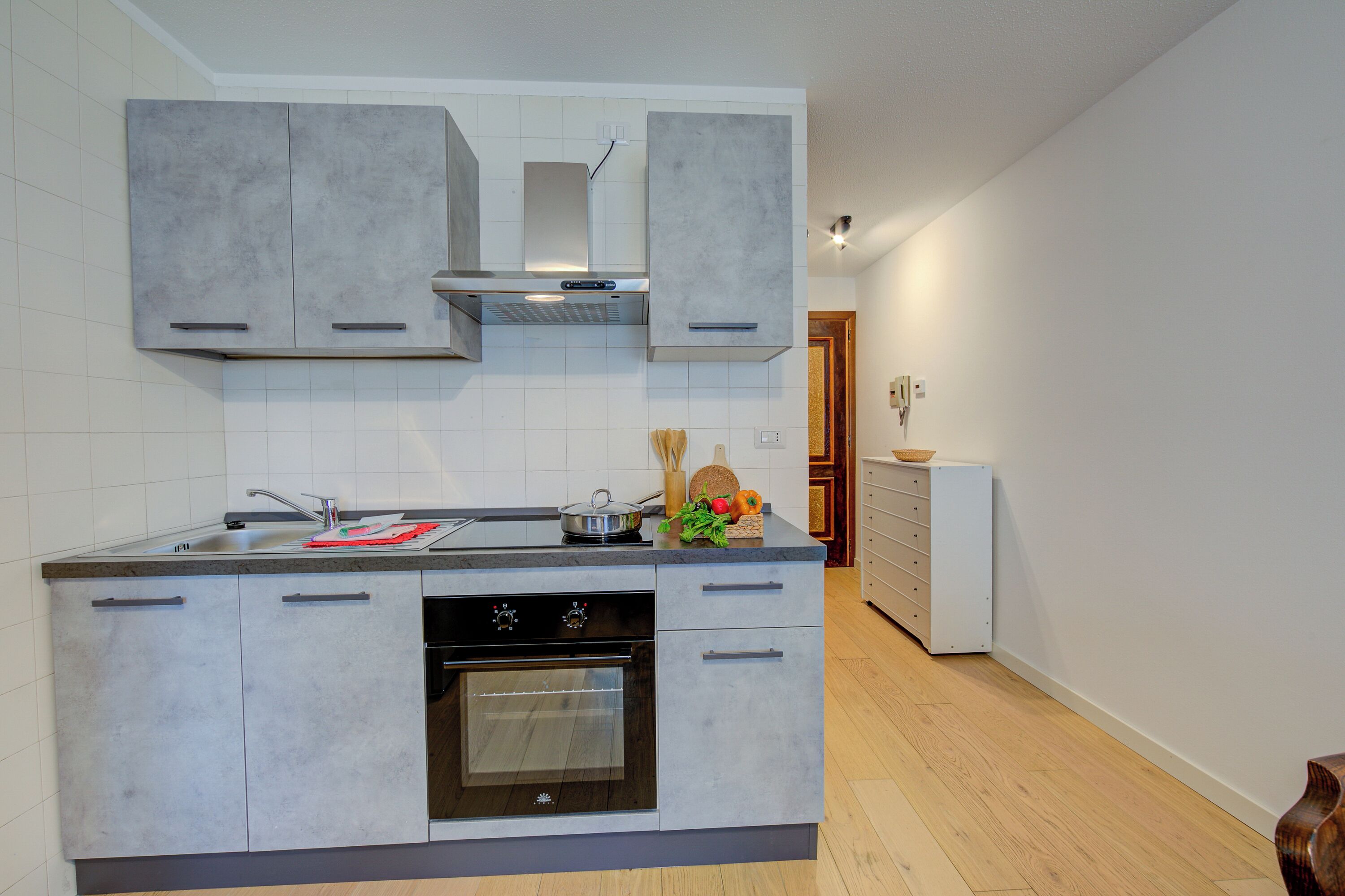 Geladeira, fogão, cooktop, máquina de café expresso