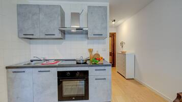 Geladeira, fogão, cooktop, máquina de café expresso