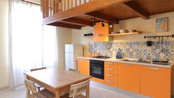 Kühlschrank, Herdplatte, Kochgeschirr/Geschirr/Besteck