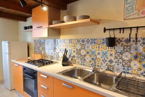 Frigorífico, placa de cocina y utensilios de cocina