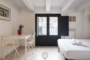 2 habitaciones, tabla de planchar con plancha, cuna de viaje y wifi