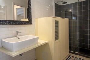 Dusche, Haartrockner, Bidet, Handtücher