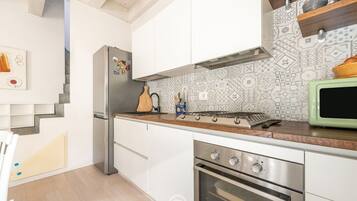 KĂŒhlschrank, Mikrowelle, Ofen, Herdplatte