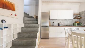 Frigorifero, microonde, forno, piano cottura