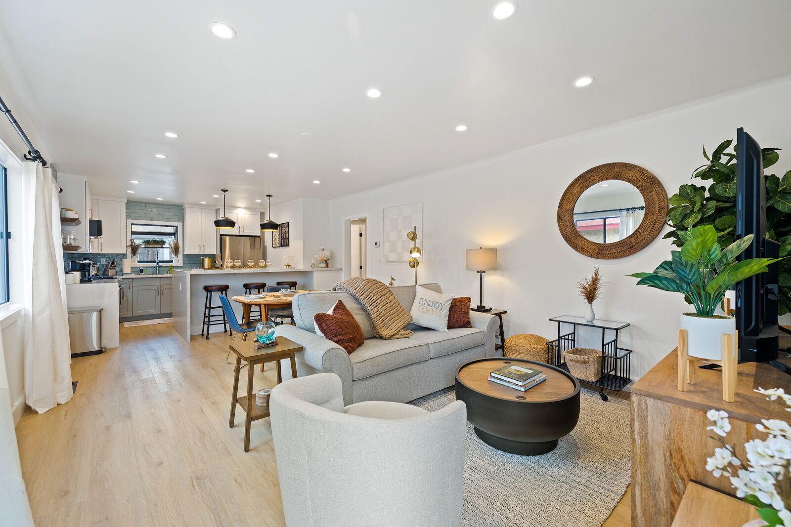 Modern Home - 5 Mins walk from Atwater Village Shops and Restaurants!