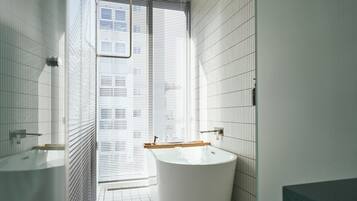 Bañera y ducha independientes, artículos de tocador gratuitos