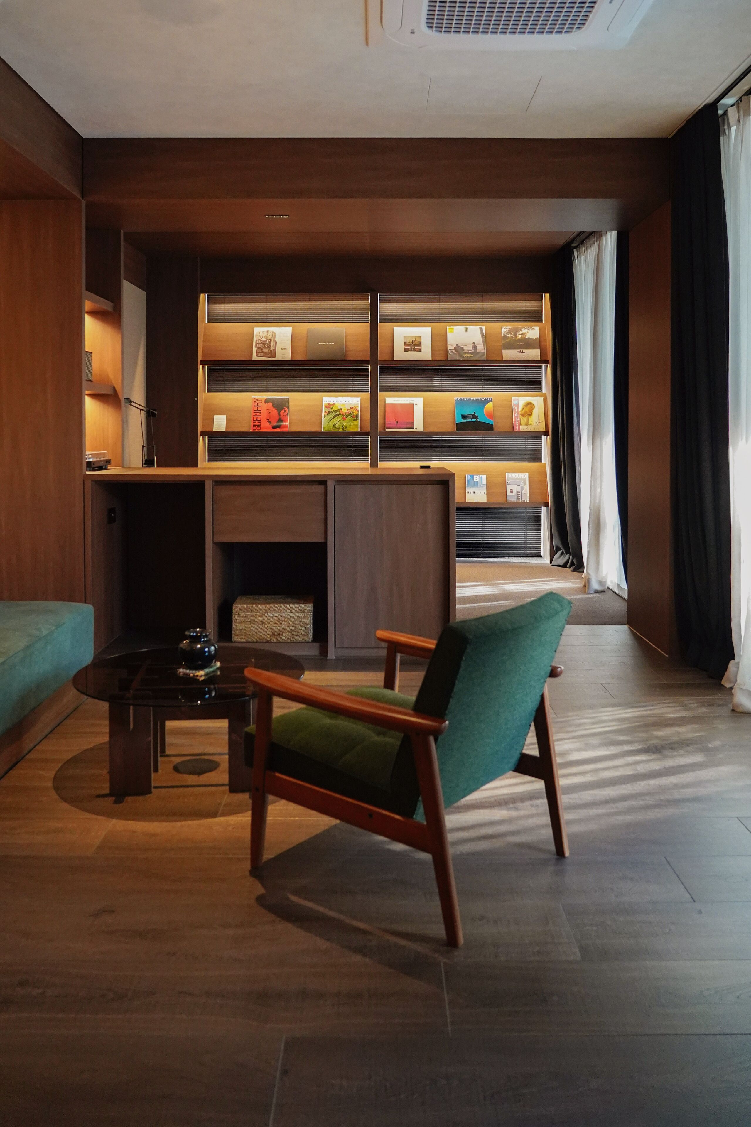 Premium bedding, down comforters, free minibar, desk