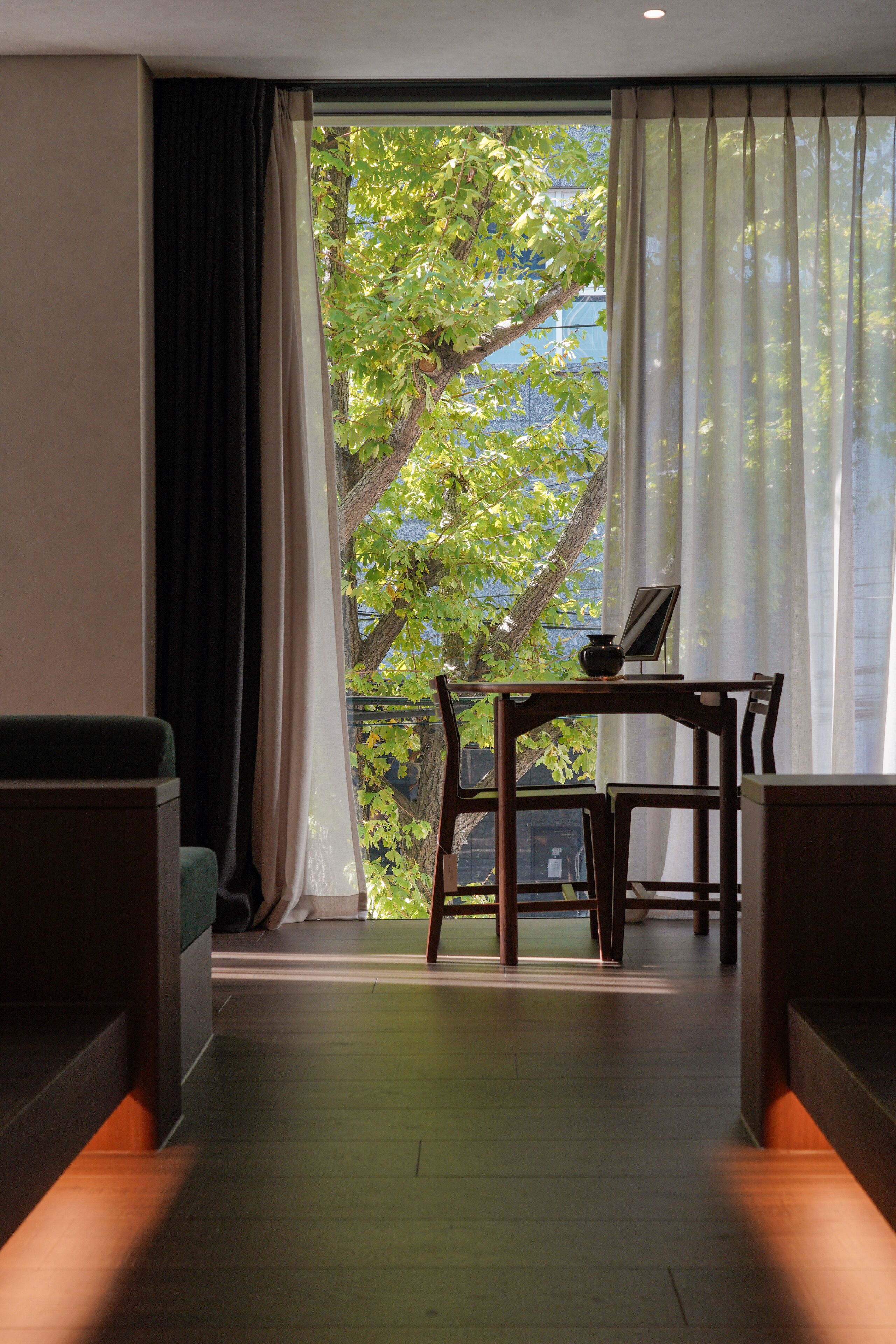 Premium bedding, down comforters, free minibar, desk