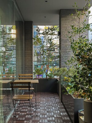 基础三人房 | 高档床上用品、羽绒被、迷你吧(备有免费物品)、办公桌